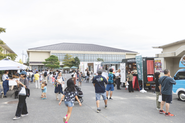 木戸小学校で開催された「アイスワンダーランド」を楽しむ参加者の様子