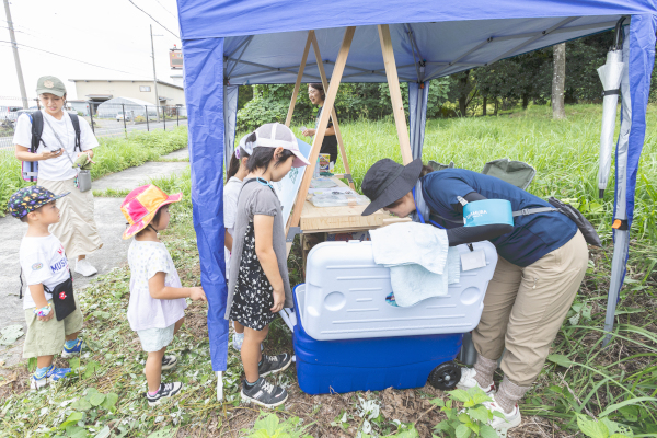 「清林パーク」で飲み物の配布に並ぶ参加者の様子