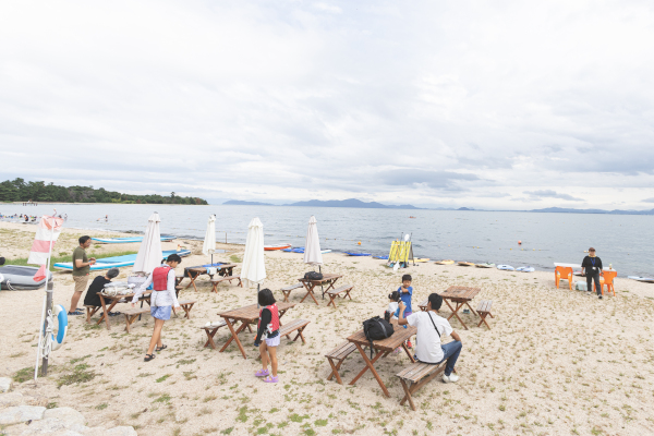 「松の浦水泳場」で水遊びを体験する参加者の様子