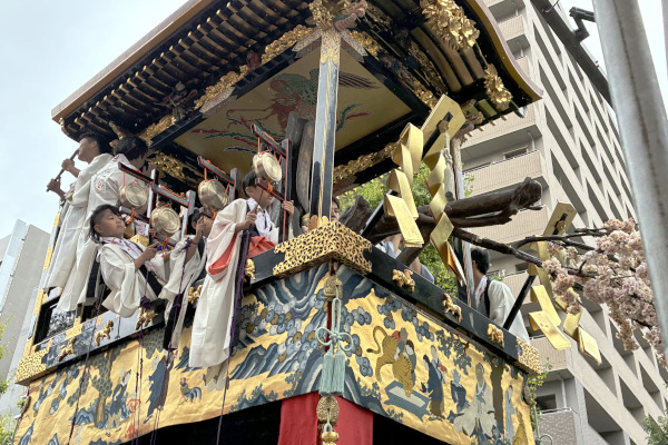 「西行桜狸山」でお囃子を奏でる様子