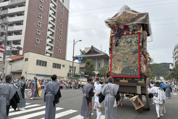 巡行する「石橋山」の見送り幕の様子