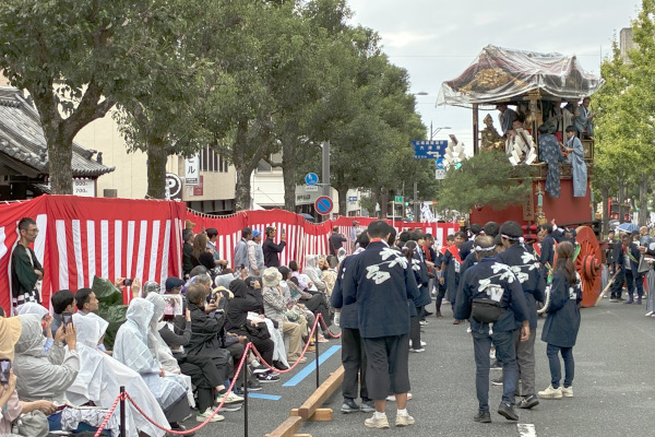 一番くじを引いた「神功皇后山」のからくりを披露する様子