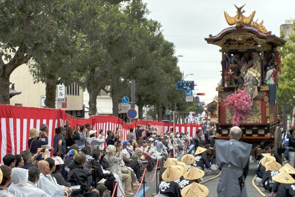 「西王母山」のからくりを披露する様子