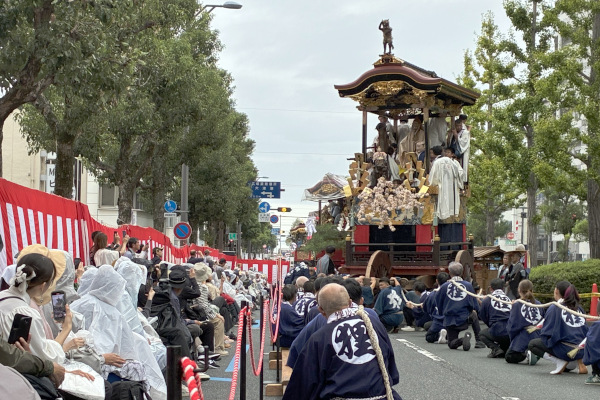 「西行桜狸山」のからくりを披露する様子