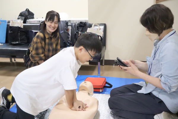 大津の保健室「救急蘇生・AED体験」コーナー　男の子が心肺蘇生をする様子