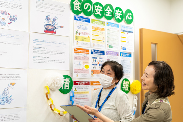 「食品衛生・食育啓発コーナー」展示の様子