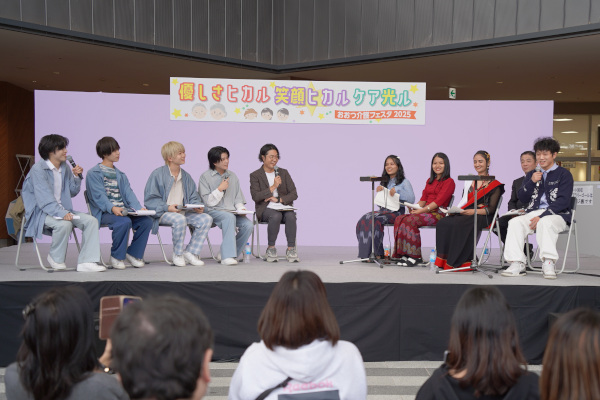 ELVAさんと介護職員の皆さんと司会の杉浦さんとのトークセッションの様子