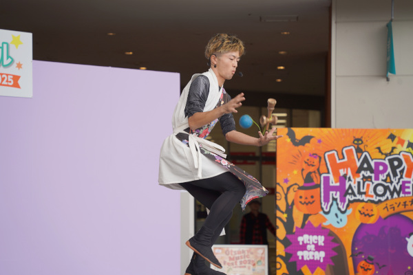 ステージでけん玉のパフォーマンスをするたいがさんの様子