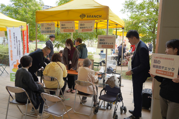 ブース　市による「脳の健康度チェック」を受ける参加者の様子