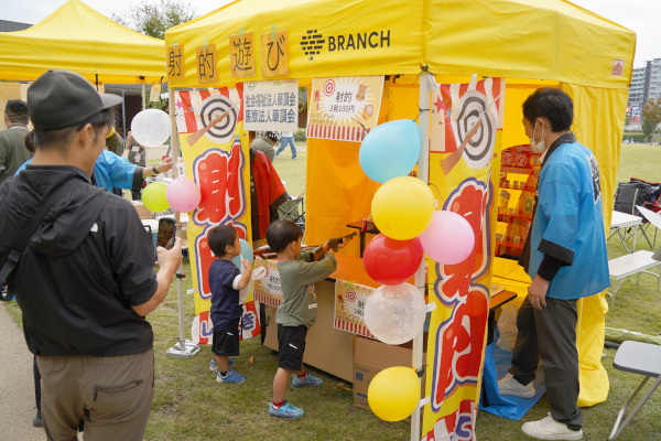 ブース　射的遊びをする子どもの様子