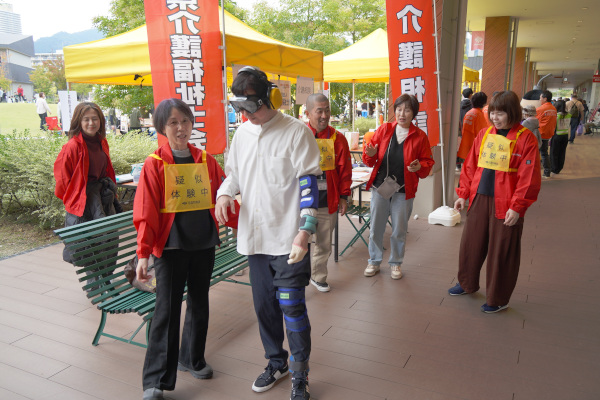 ブース　高齢者の疑似体験をする参加者の様子