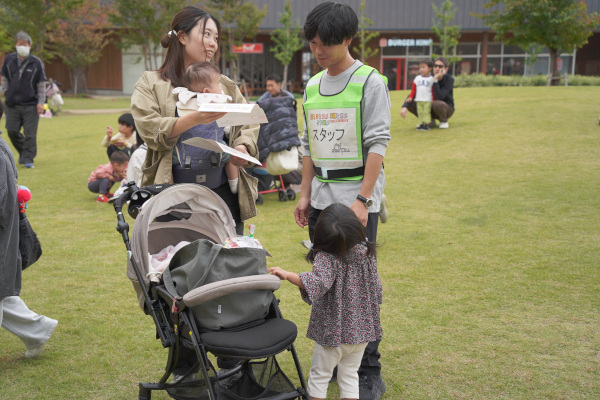 会場でスタッフと参加者が話す様子