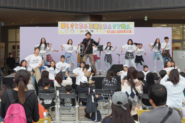 サザキヒロシさんのLIVEとキッズダンス「Soul Love Sound」さんのパフォーマンスの様子