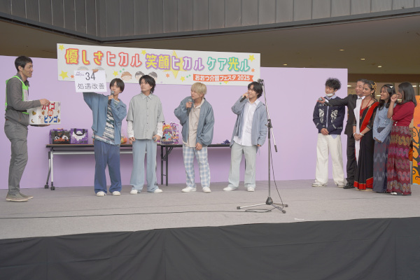 「カイゴ de ビンゴ」ELVAさんが番号をひいてボードを掲げる様子