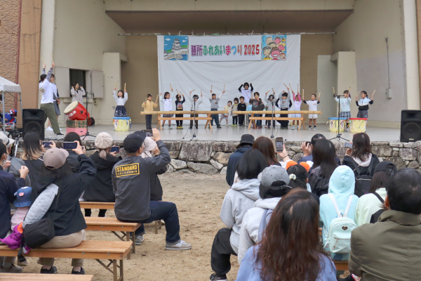 ステージ発表　子どもたちがバチで音楽を奏でる様子