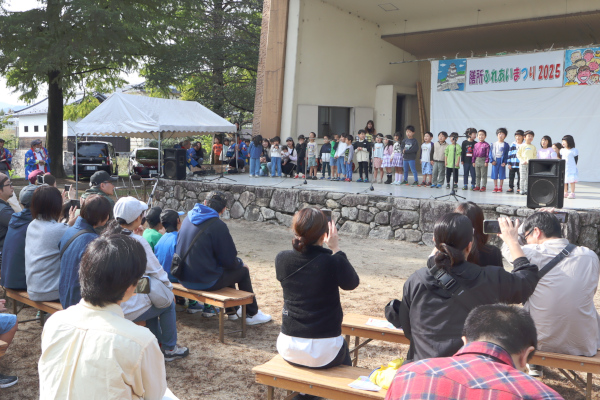 子どもたちによるステージ発表の様子