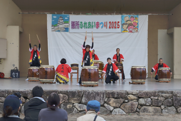 ステージ発表　和太鼓をたたく様子