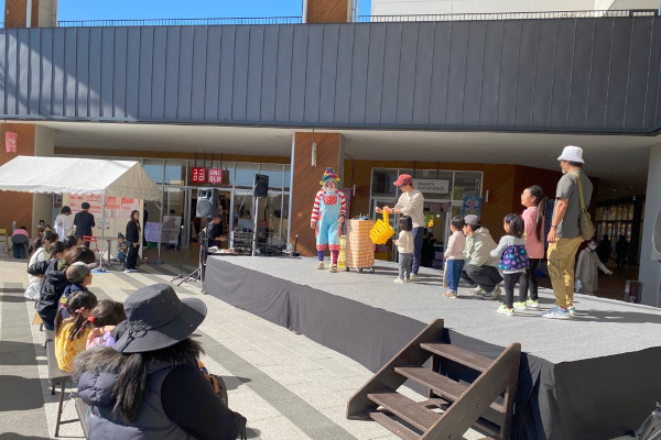 ステージで遊ぶ父子の様子