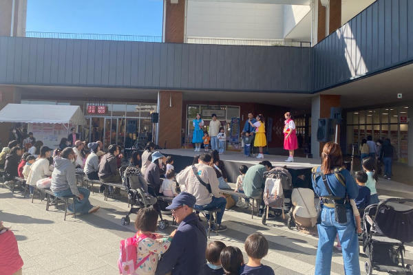 ステージ上でインタビューされる父子の様子