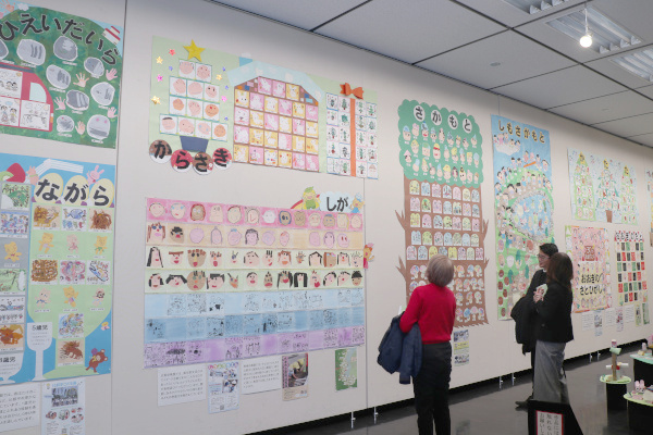 壁の作品を鑑賞する来場者の様子