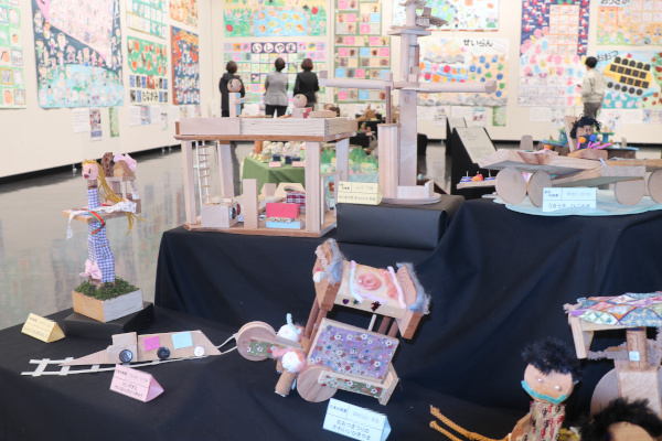 立体作品越しの会場の様子