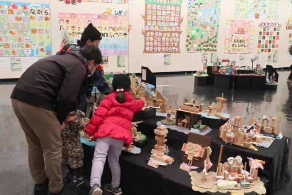 立体作品を鑑賞する親子の様子