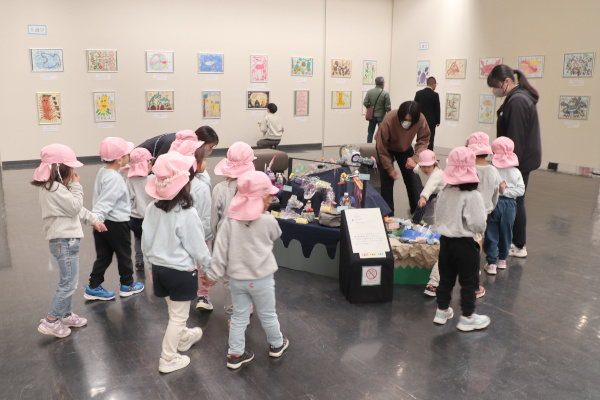 立体作品を鑑賞する、市内園児と引率の先生の様子