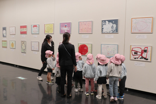 3歳児作品を鑑賞する市内園児と引率の先生の様子