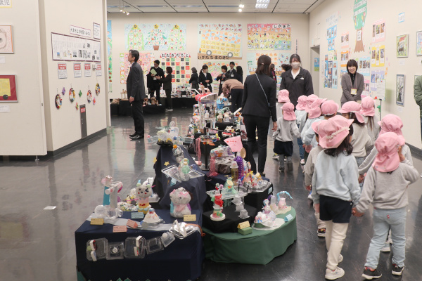 市内園児と引率の先生や来場者で込み合う会場の様子