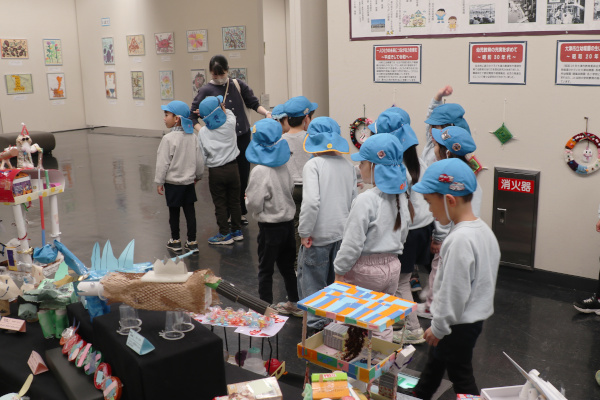 会場を訪れた市内園児と引率の先生の様子