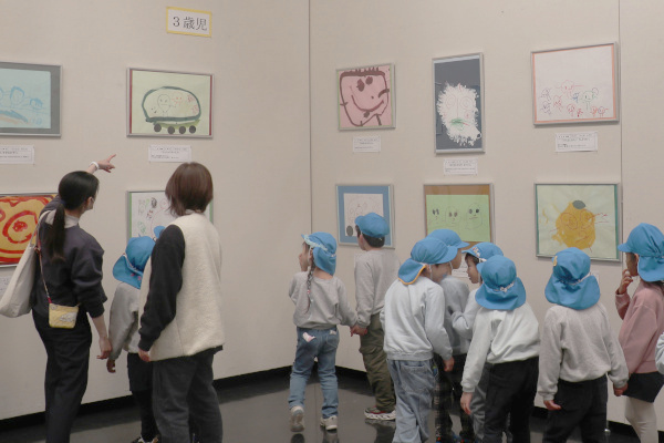 3歳児の作品を鑑賞する市内園児と引率の先生の様子2