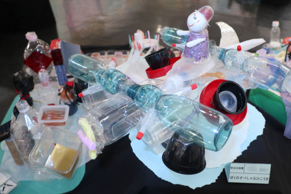 作品　ペットボトルなどで作った飛行機