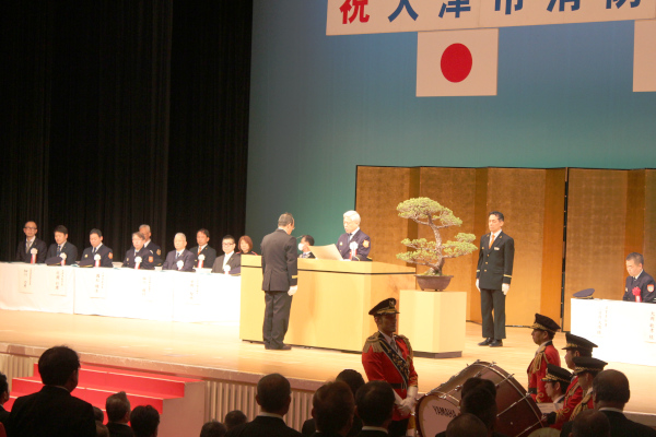 大津市民会館大ホールのステージで市長から表彰を受ける受賞者の様子