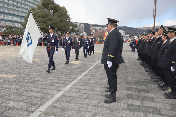 整列した隊員を観閲する市長の様子