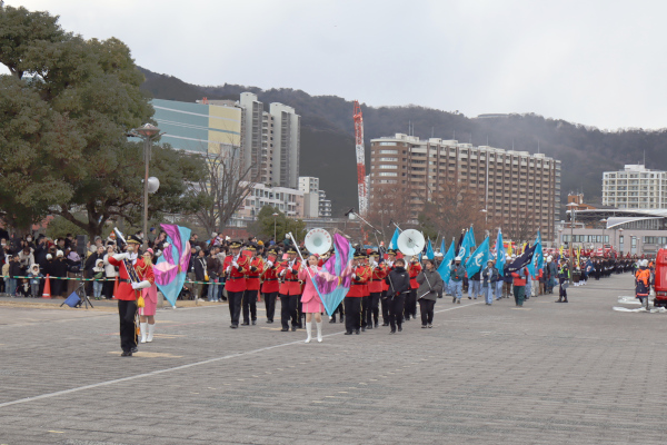 分列行進、消防音楽隊を先頭に行進する様子