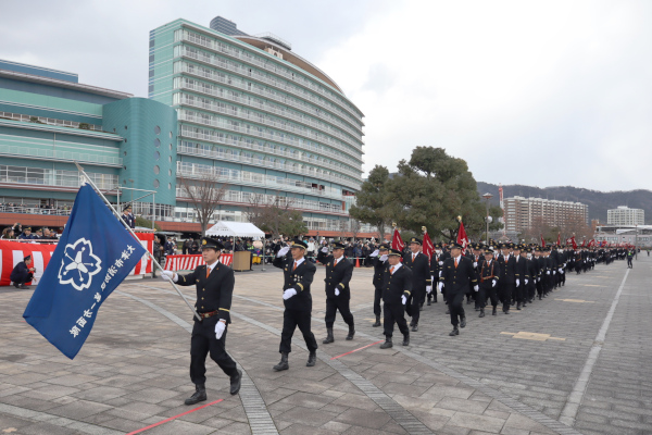 分列行進、大津市消防団の様子