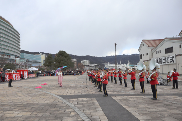消防音楽隊の演奏とカラーガード隊の演技の様子