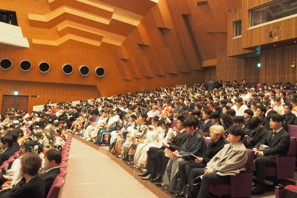 振袖、スーツに身を包んだ参加者が集まった会場の様子
