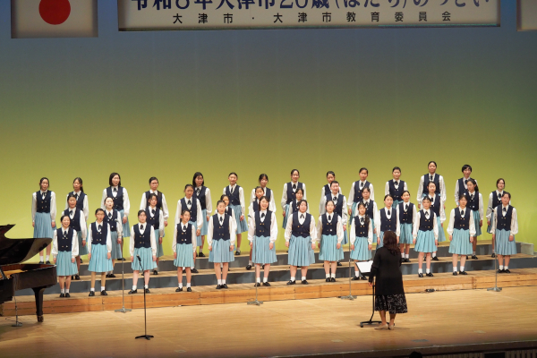 大津児童合唱団による合唱の様子