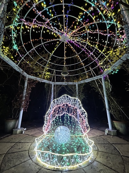 庭園一番奥のガゼボ、貝の中の真珠のオブジェの様子