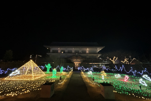 「砂漠」ゾーン、ピラミッドやサボテンのオブジェとびわ湖大津館の様子