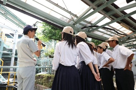 説明を受ける学生の様子