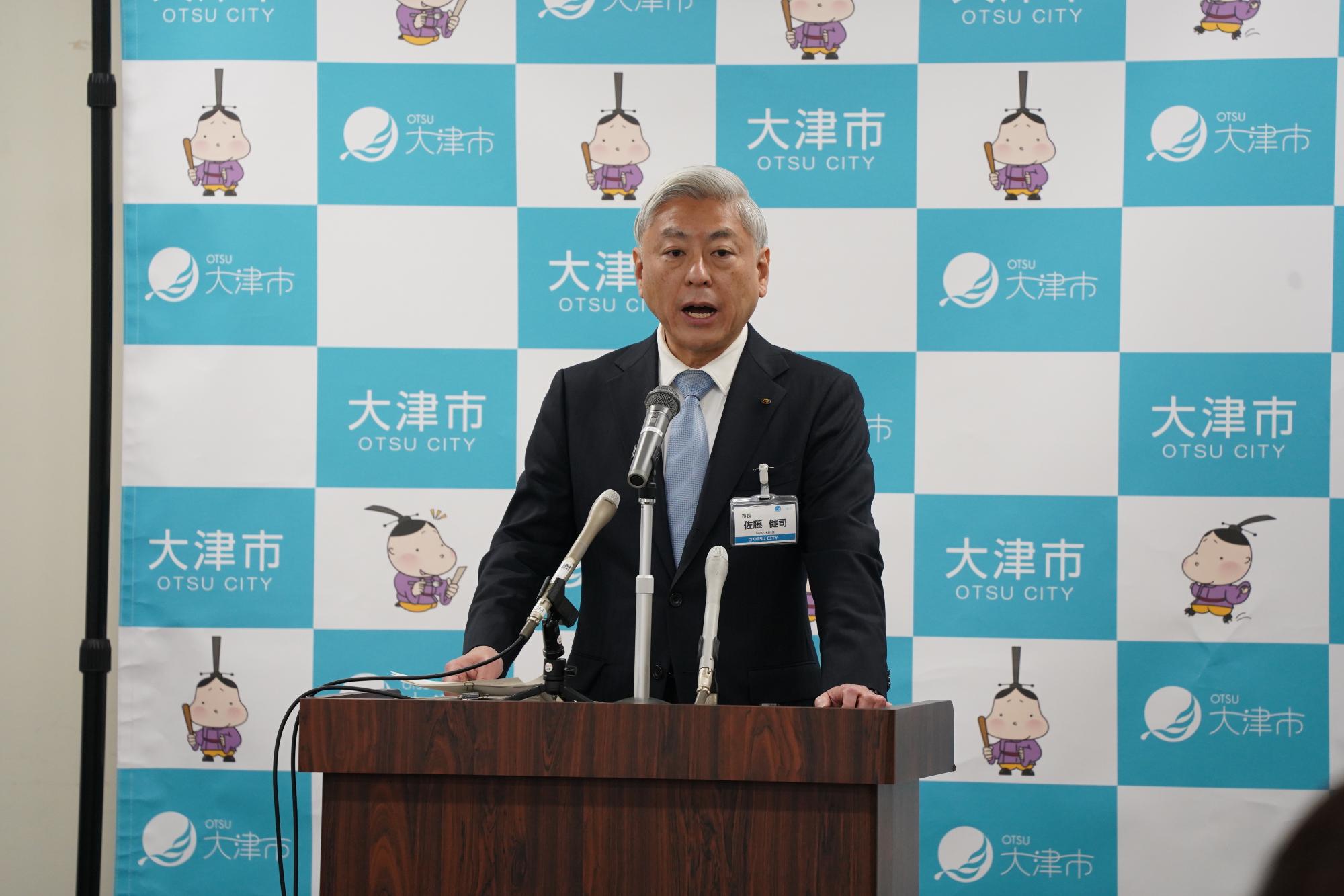 会見で説明する佐藤市長