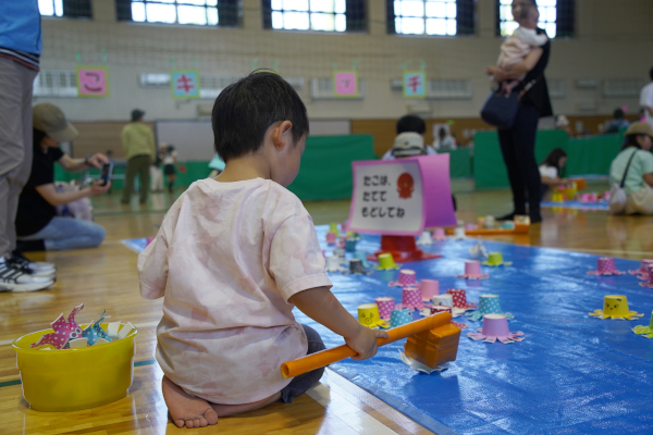 体育館での「たこキャッチ」で遊ぶ子どもたちの様子