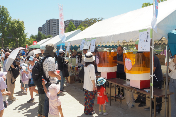 多くの人で賑わうブースの様子