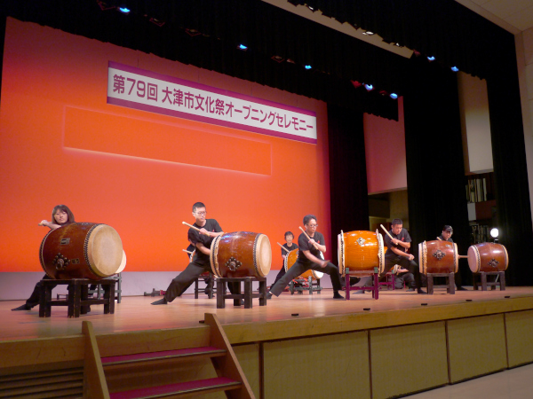 ステージで和太鼓演奏をする様子