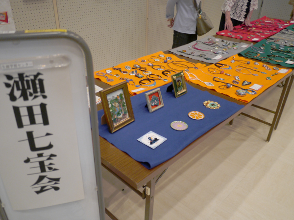 瀬田七宝会による「工芸」の展示の様子