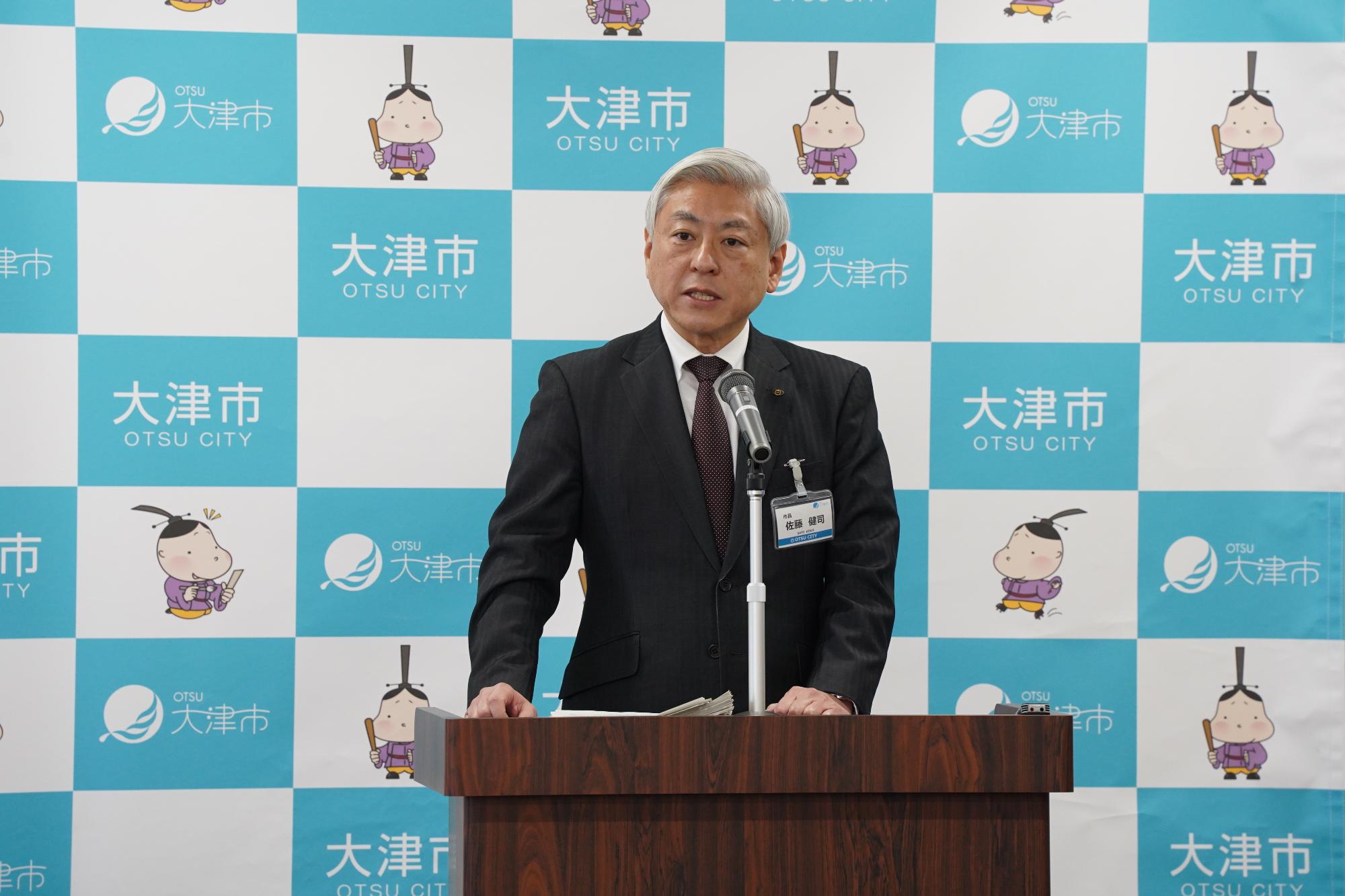 会見で説明する佐藤市長