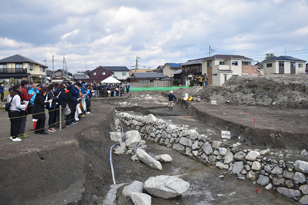 坂本城跡発掘調査現地説明会の様子