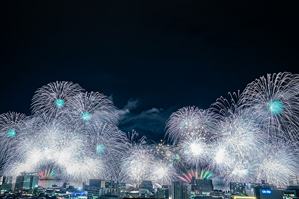 びわ湖大花火大会で夜空を彩る花火の写真